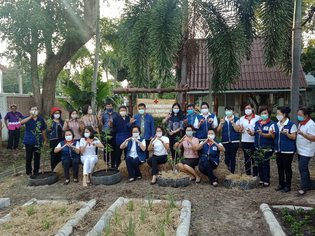 “เหล่ากาชาดจังหวัดระยอง Kick off  ปฏิบัติการ “ปลูกผักสวนครัว เพื่อความมั่นคงทางอาหาร” สู้ภัยทุกวิกฤต …พอเพียงตามรอยพ่อ”