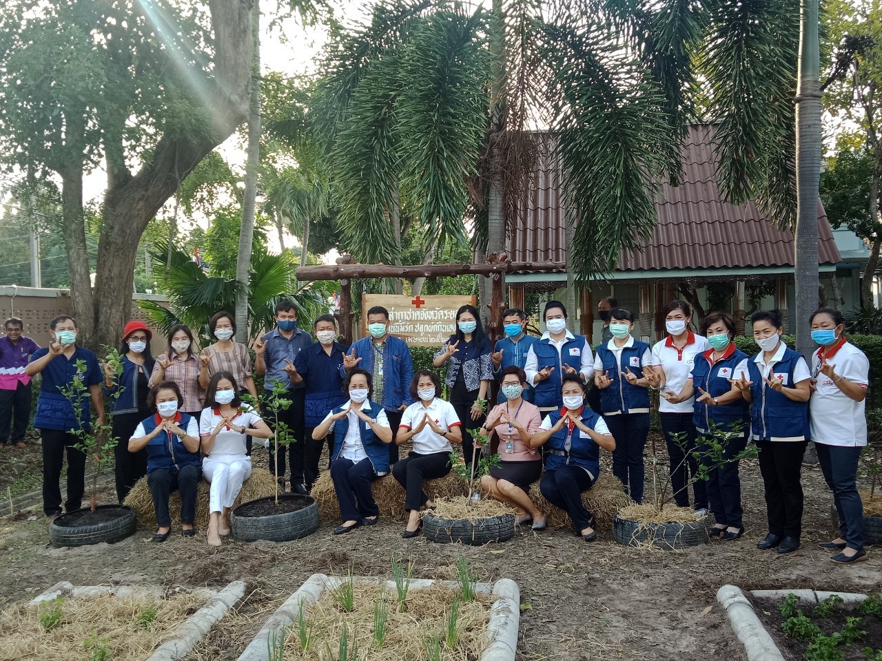 “เหล่ากาชาดจังหวัดระยอง Kick off  ปฏิบัติการ “ปลูกผักสวนครัว เพื่อความมั่นคงทางอาหาร” สู้ภัยทุกวิกฤต …พอเพียงตามรอยพ่อ”