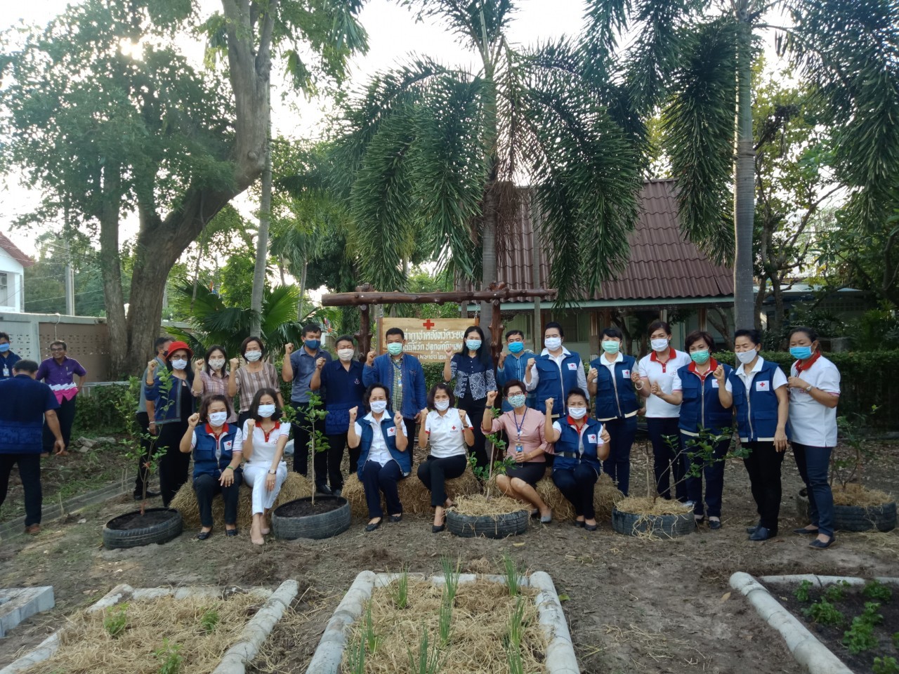 “เหล่ากาชาดจังหวัดระยอง Kick off  ปฏิบัติการ “ปลูกผักสวนครัว เพื่อความมั่นคงทางอาหาร” สู้ภัยทุกวิกฤต …พอเพียงตามรอยพ่อ”