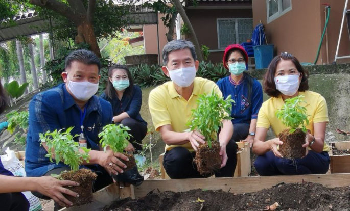 “จังหวัดระยอง Kick off ปฏิบัติการ “ปลูกผักสวนครัว เพื่อความมั่นคงทางอาหาร” สู้ภัยทุกวิกฤต …พอเพียงตามรอยพ่อ”