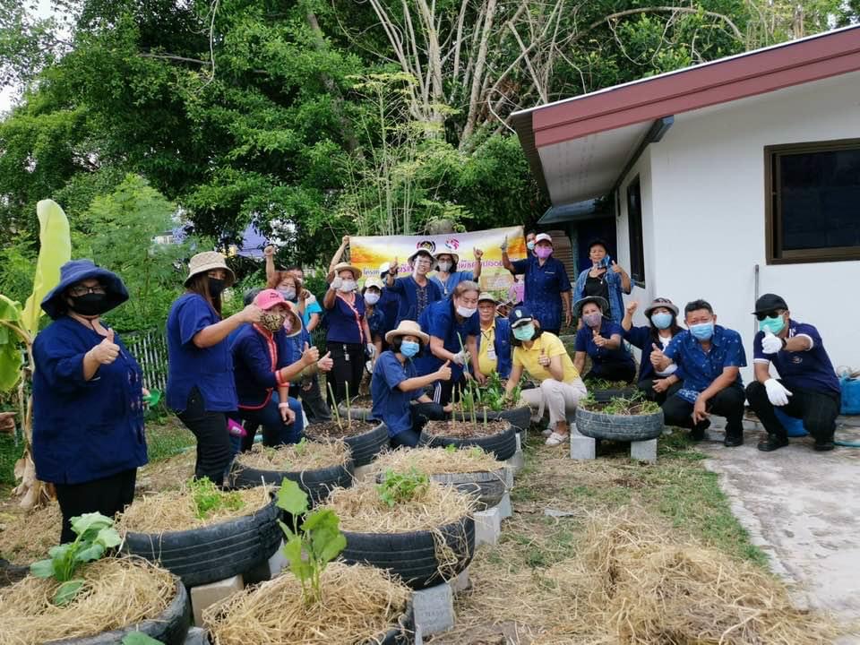 ?? “สตรีระยองขับเคลื่อนโครงการสตรีแบ่งปันรัก ปลูกพืชผักปลอดภัย ตามแผนปฏิบัติการ 90 วัน ปลูกผักสวนครัว เพื่อความมั่นคงทางอาหาร สู้ภัยทุกวิกฤต …พอเพียงตามรอยพ่อ”