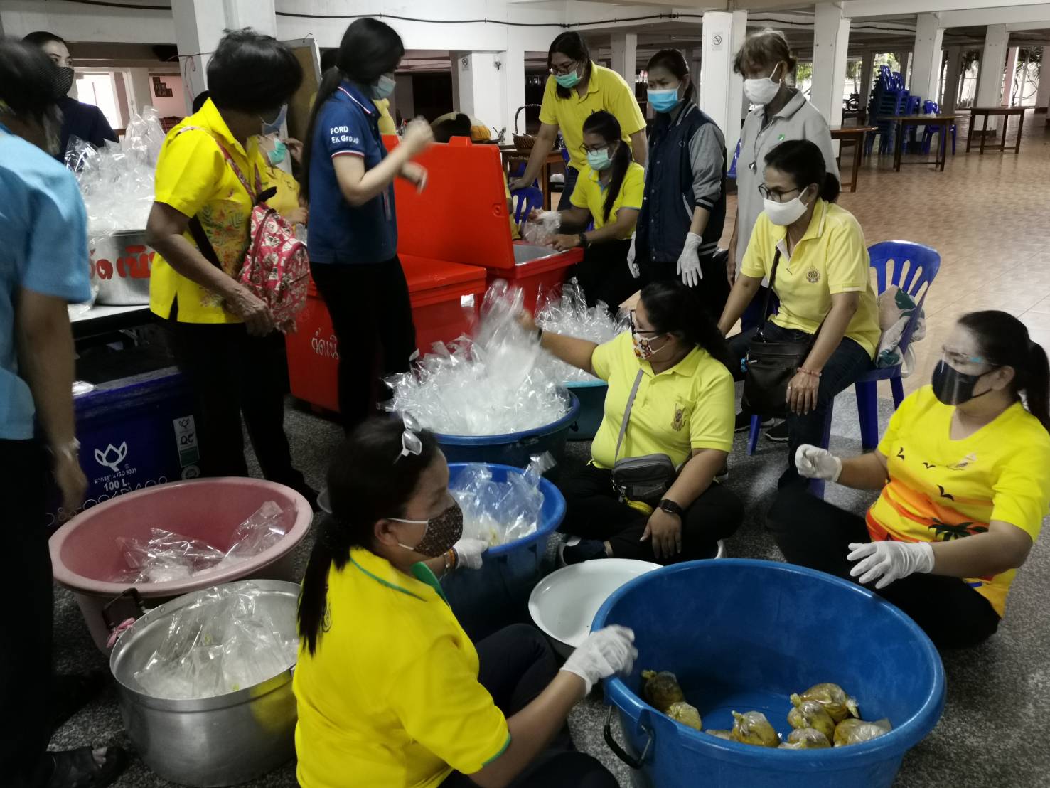 “พช.จังหวัดระยอง ร่วมกิจกรรมบรรจุอาหาร ส่งต่อให้กับผู้ด้อยโอกาสในสถานการณ์โควิด -19”