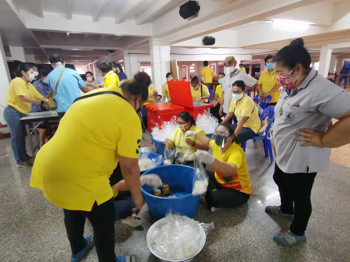 “พช.จังหวัดระยอง ร่วมกิจกรรมบรรจุอาหาร ส่งต่อให้กับผู้ด้อยโอกาสในสถานการณ์โควิด -19”