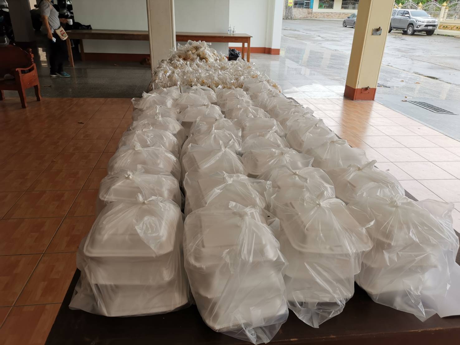 “พช.จังหวัดระยอง ร่วมกิจกรรมบรรจุอาหาร ส่งต่อให้กับผู้ด้อยโอกาสในสถานการณ์โควิด -19”