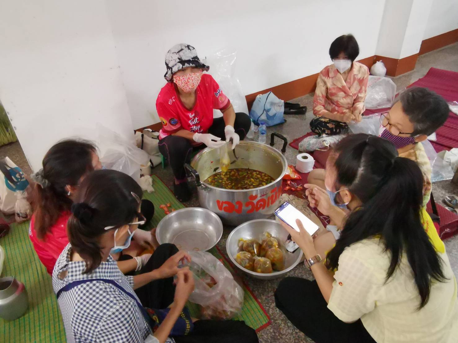 “พช.จังหวัดระยอง ร่วมกิจกรรมบรรจุอาหาร ส่งต่อให้กับผู้ด้อยโอกาสในสถานการณ์โควิด -19”