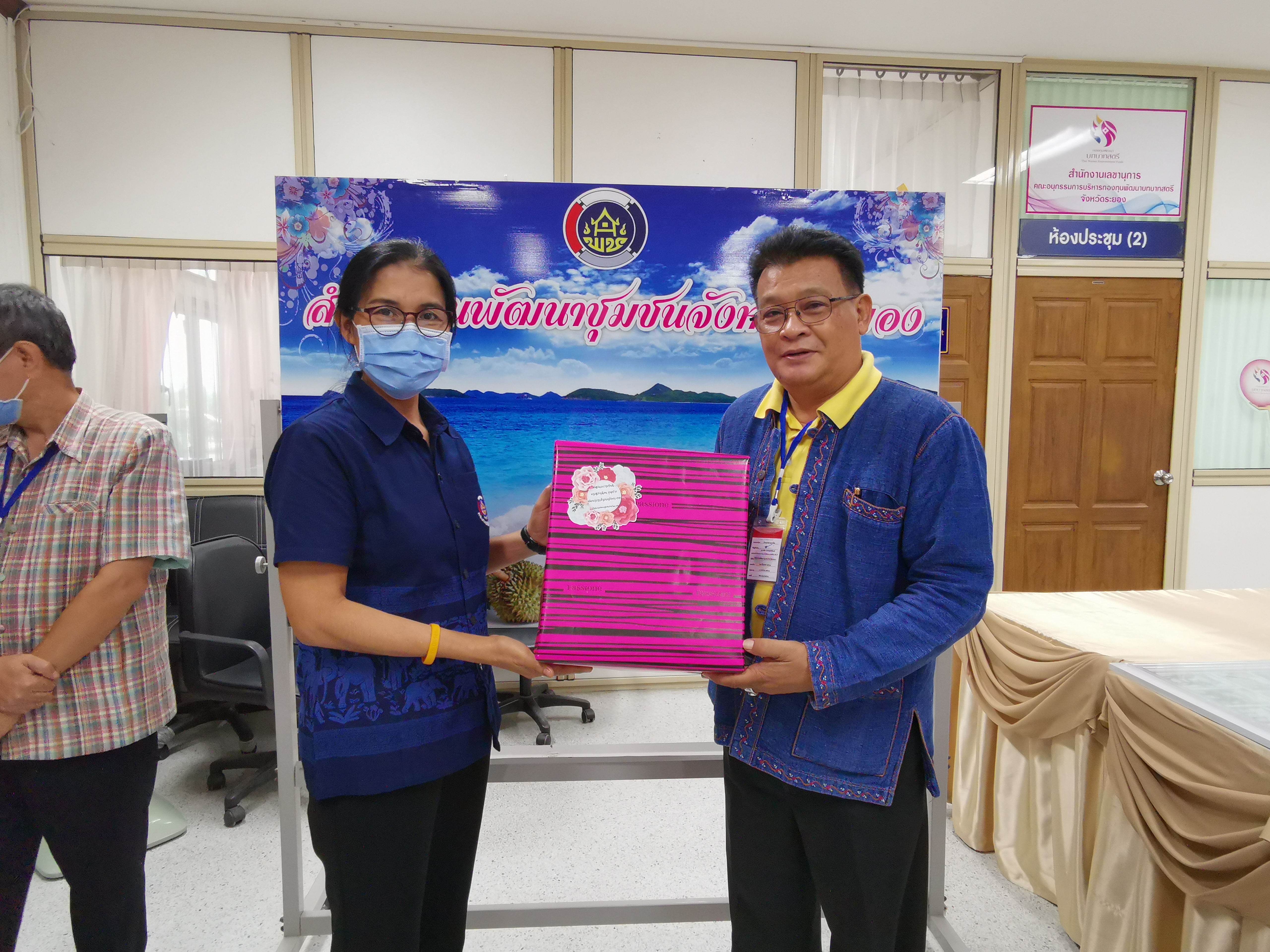 พัฒนาชุมชนร่วมแสดงความยินดีที่ข้าราชการระดับชำนาญพิเศษได้ย้ายตามความประสงค์