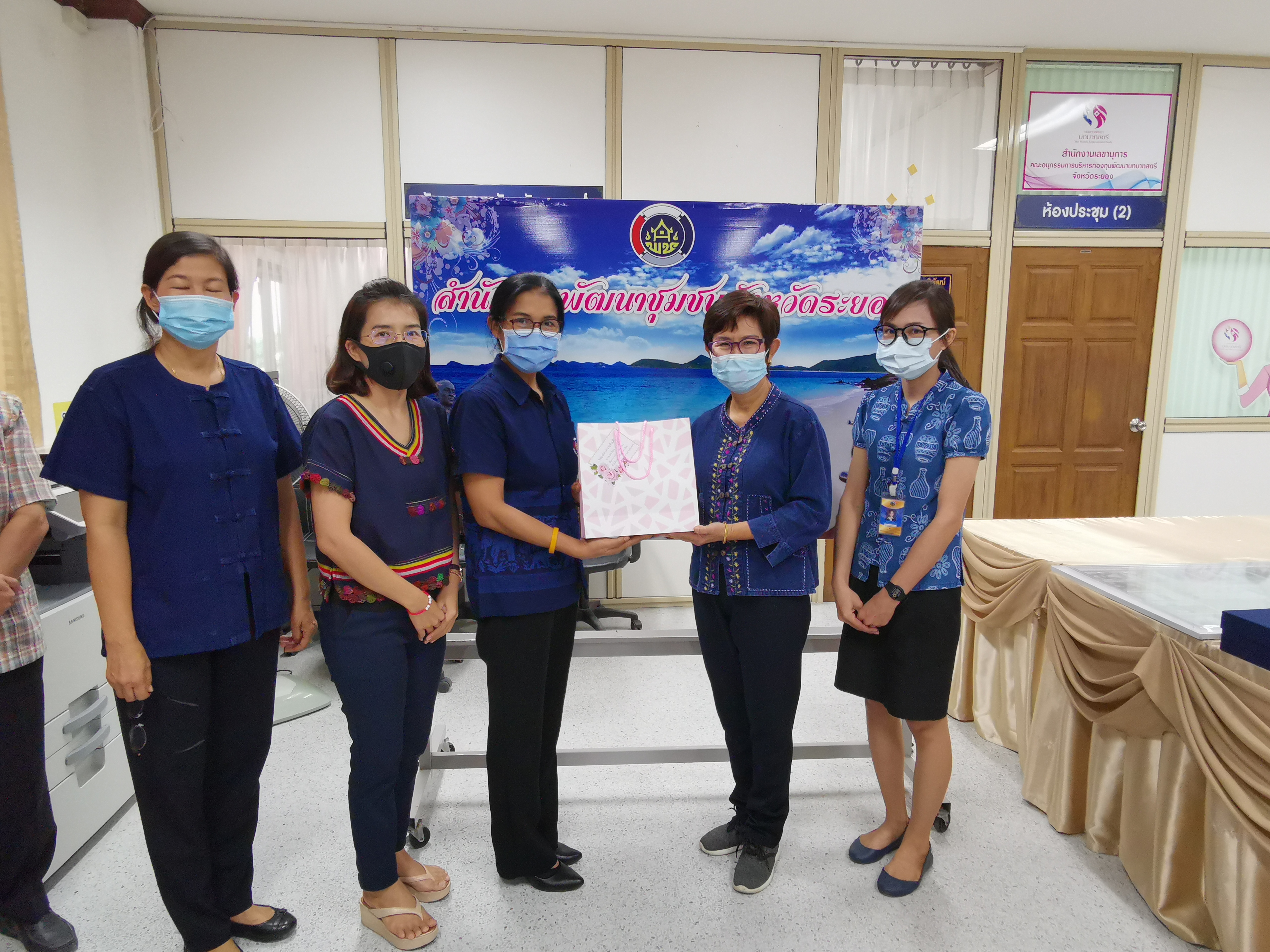 พัฒนาชุมชนร่วมแสดงความยินดีที่ข้าราชการระดับชำนาญพิเศษได้ย้ายตามความประสงค์