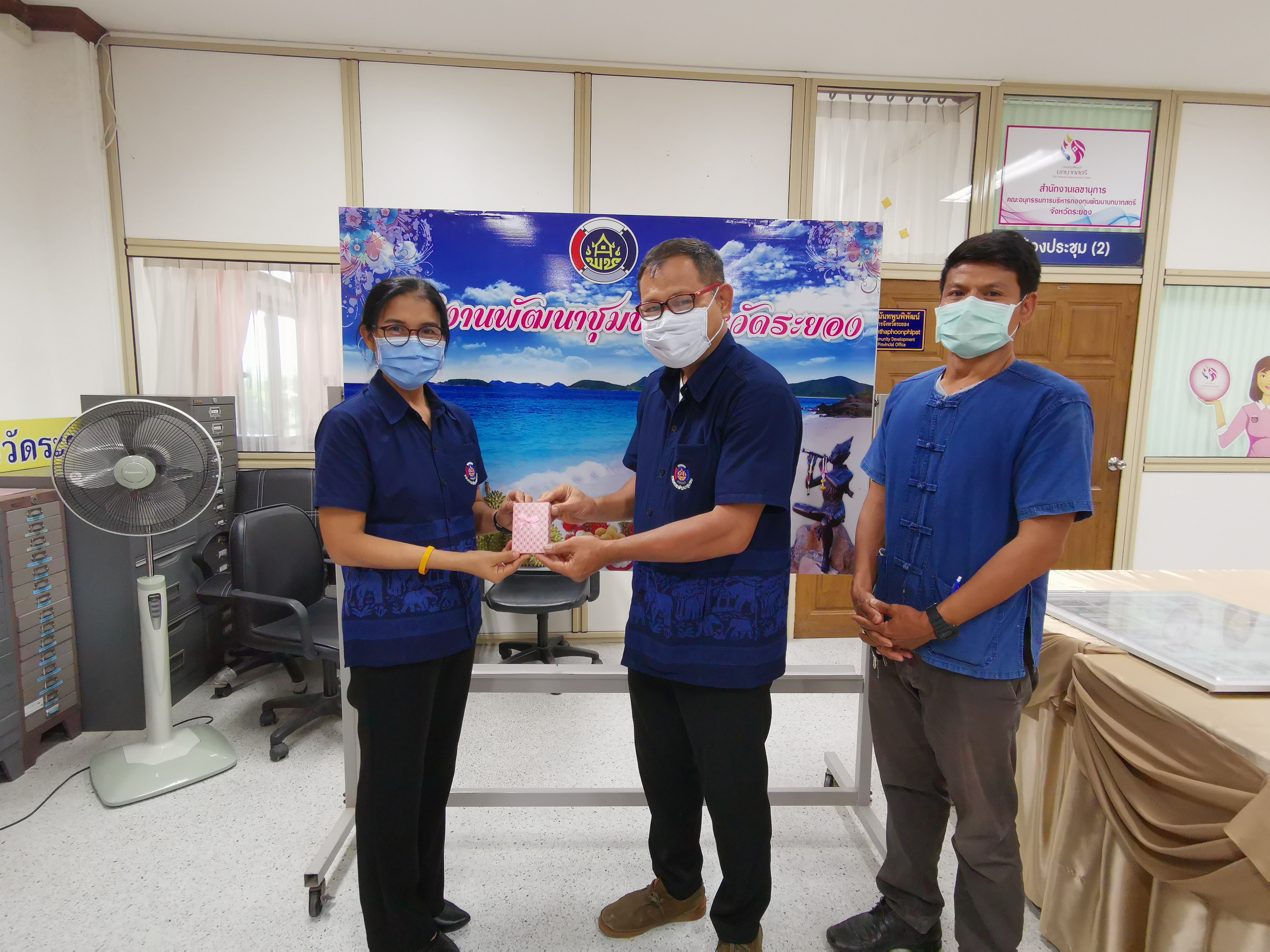 พัฒนาชุมชนร่วมแสดงความยินดีที่ข้าราชการระดับชำนาญพิเศษได้ย้ายตามความประสงค์