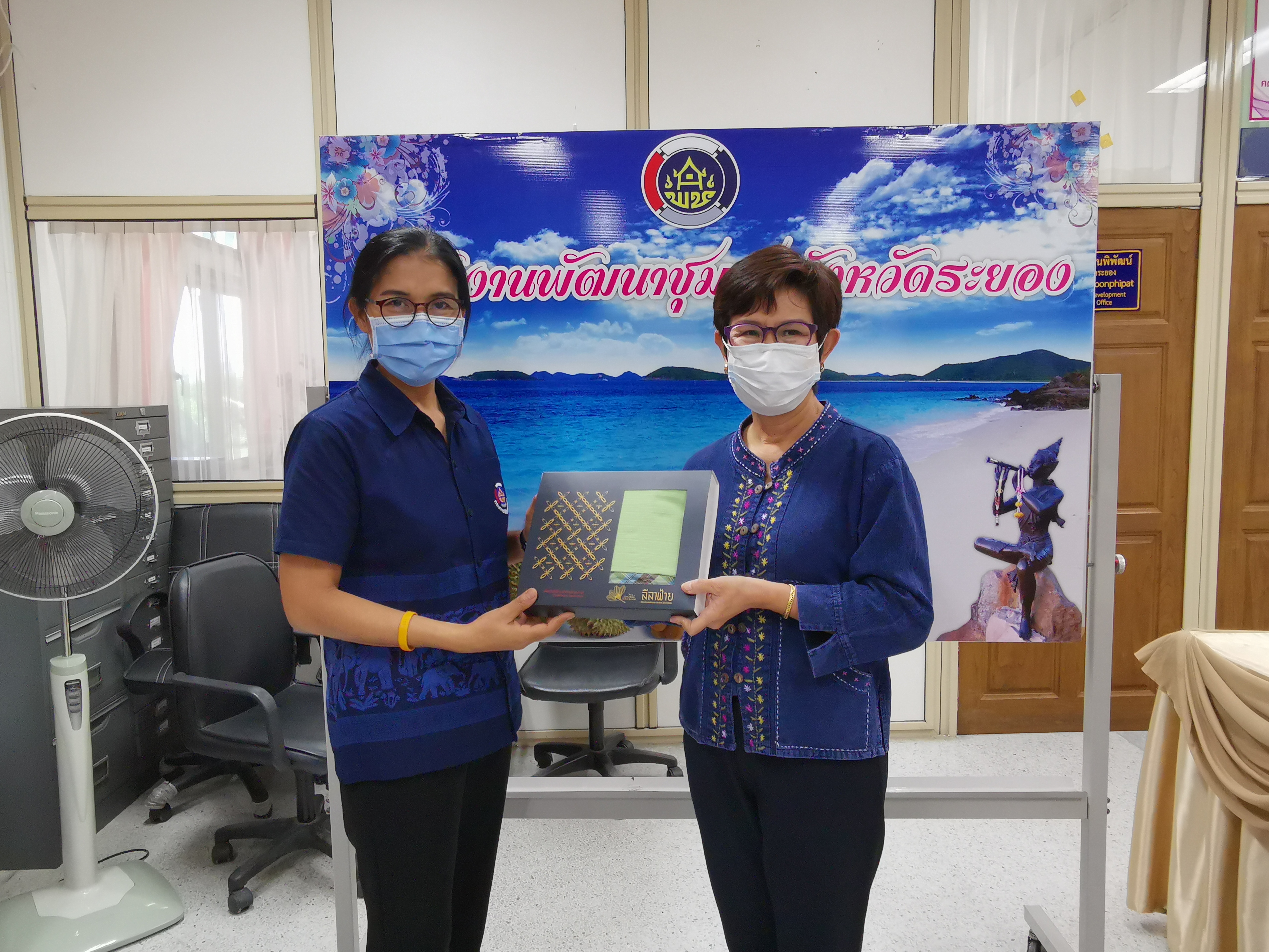 พัฒนาชุมชนร่วมแสดงความยินดีที่ข้าราชการระดับชำนาญพิเศษได้ย้ายตามความประสงค์