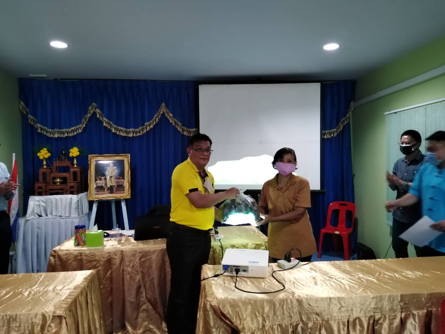 “พัฒนาชุมชนจังหวัดระยอง ดำเนินงานโครงการพัฒนาศักยภาพเครือข่ายองค์ความรู้ หนึ่งตำบล หนึ่งผลิตภัณฑ์ (Knowledge – Based OTOP : KBO) จังหวัด กิจกรรมที่ 2 ประชุมสร้างความรู้ความเข้าใจแก่กลุ่มเป้าหมาย และผู้เกี่ยวข้อง”