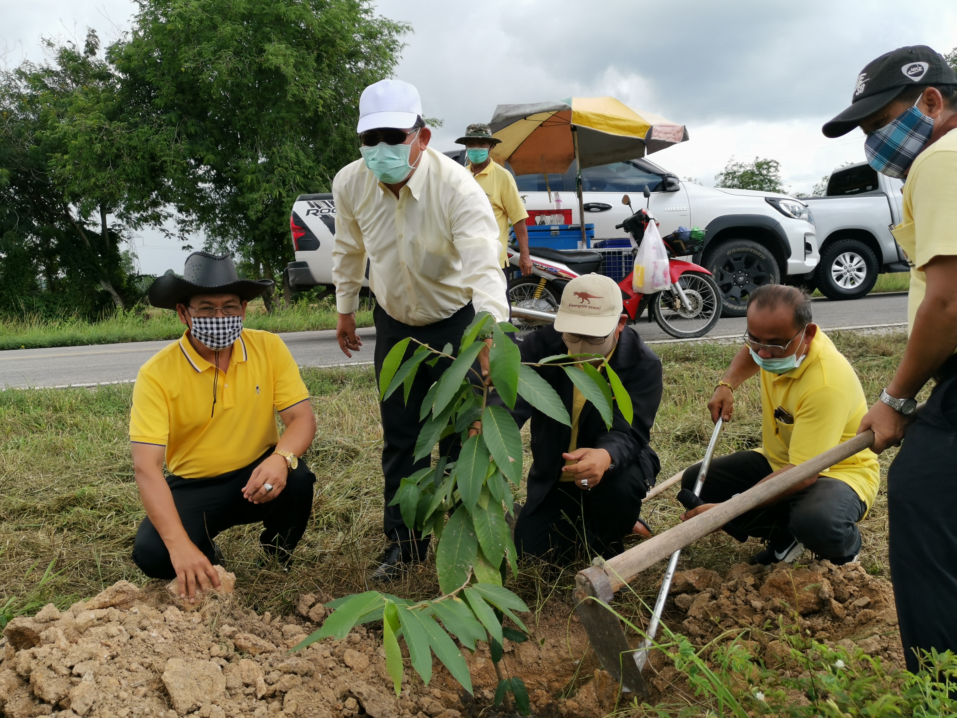 พช.ระยอง จัดกิจกรรมปลูกป่าเฉลิมพระเกียรติ เนื่องในโอกาสมหามงคลพระราชพิธีบรมราชาภิเษก ครบรอบ 1 ปี