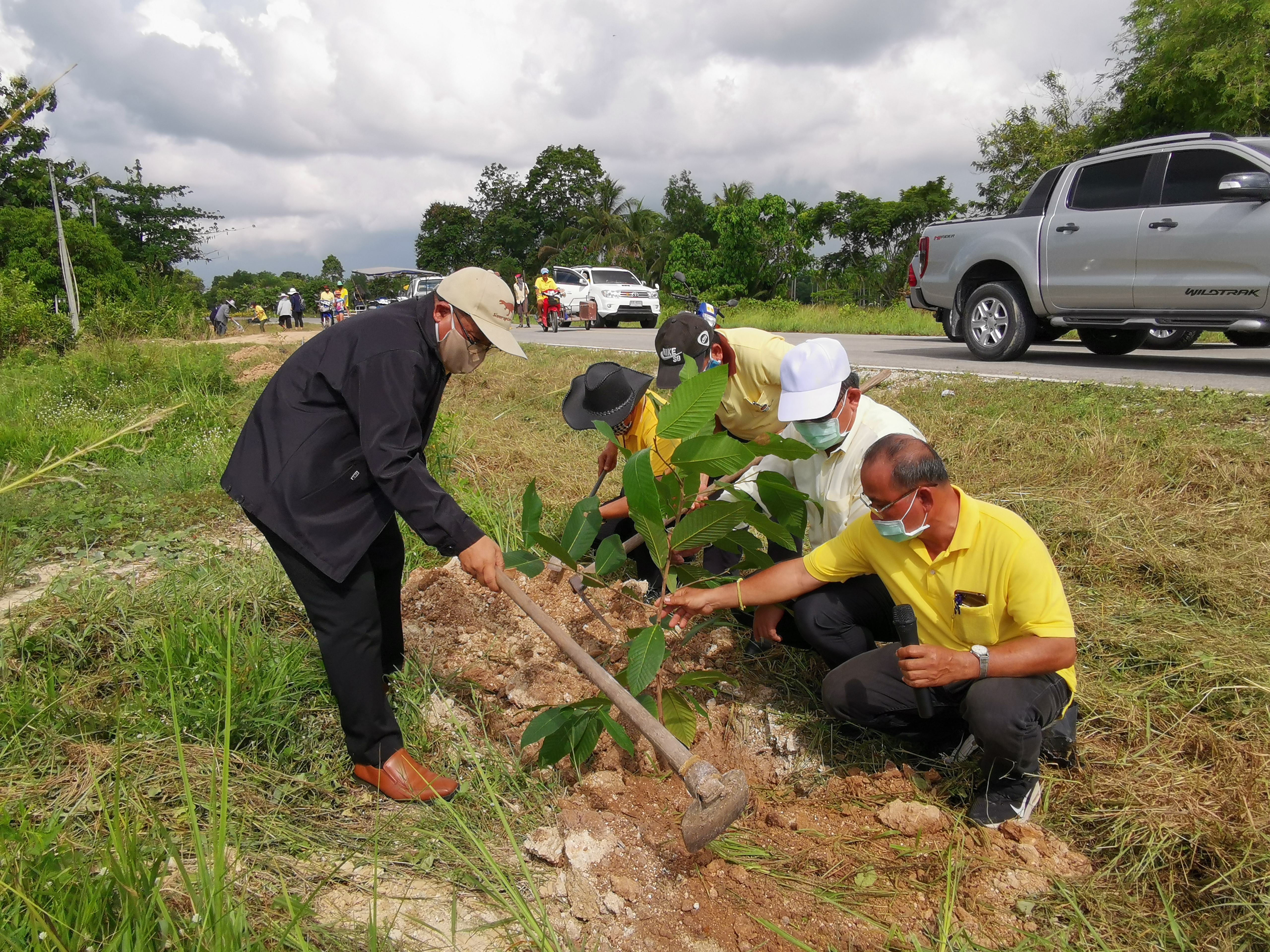 พช.ระยอง จัดกิจกรรมปลูกป่าเฉลิมพระเกียรติ เนื่องในโอกาสมหามงคลพระราชพิธีบรมราชาภิเษก ครบรอบ 1 ปี