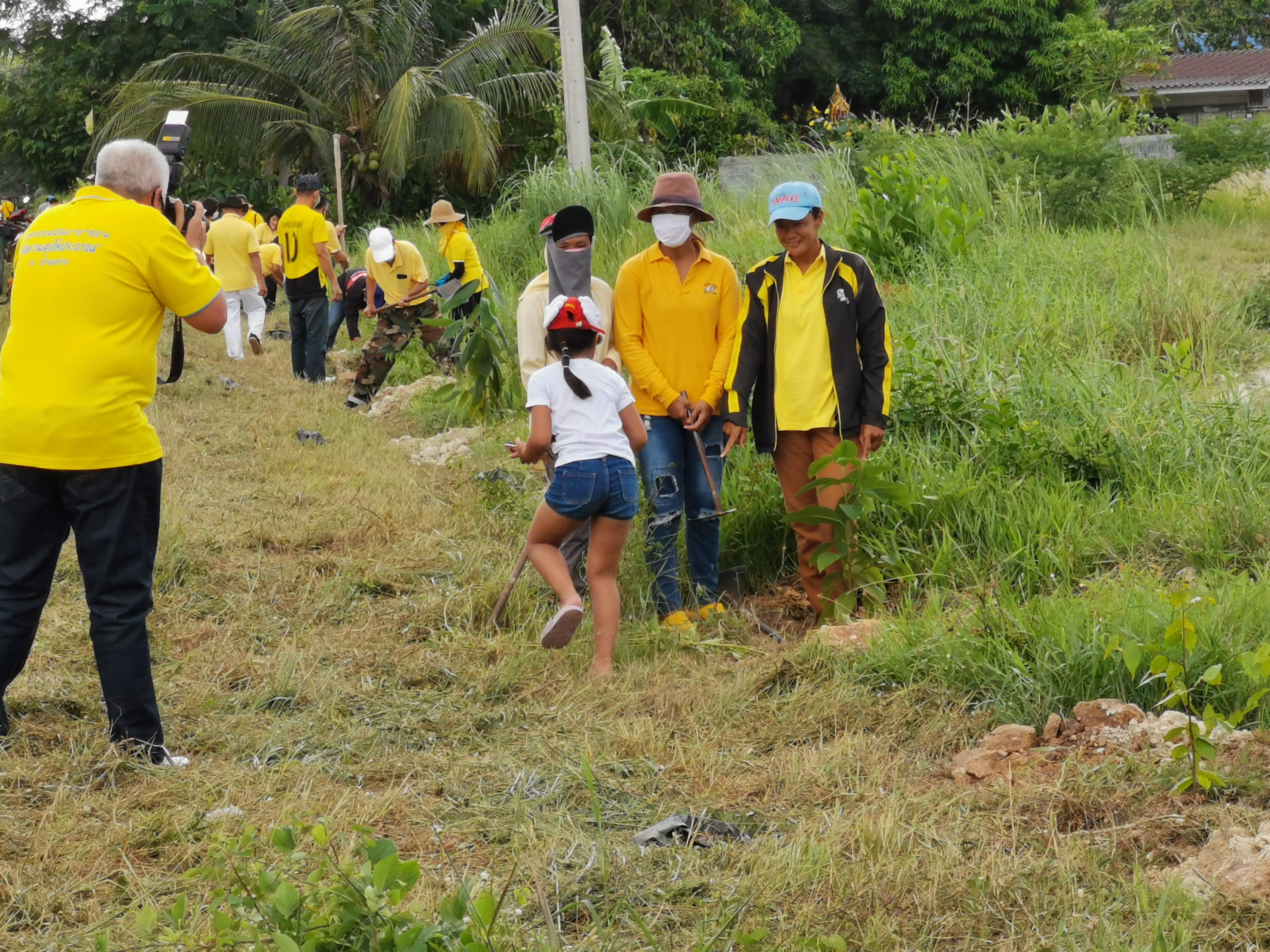 พช.ระยอง จัดกิจกรรมปลูกป่าเฉลิมพระเกียรติ เนื่องในโอกาสมหามงคลพระราชพิธีบรมราชาภิเษก ครบรอบ 1 ปี