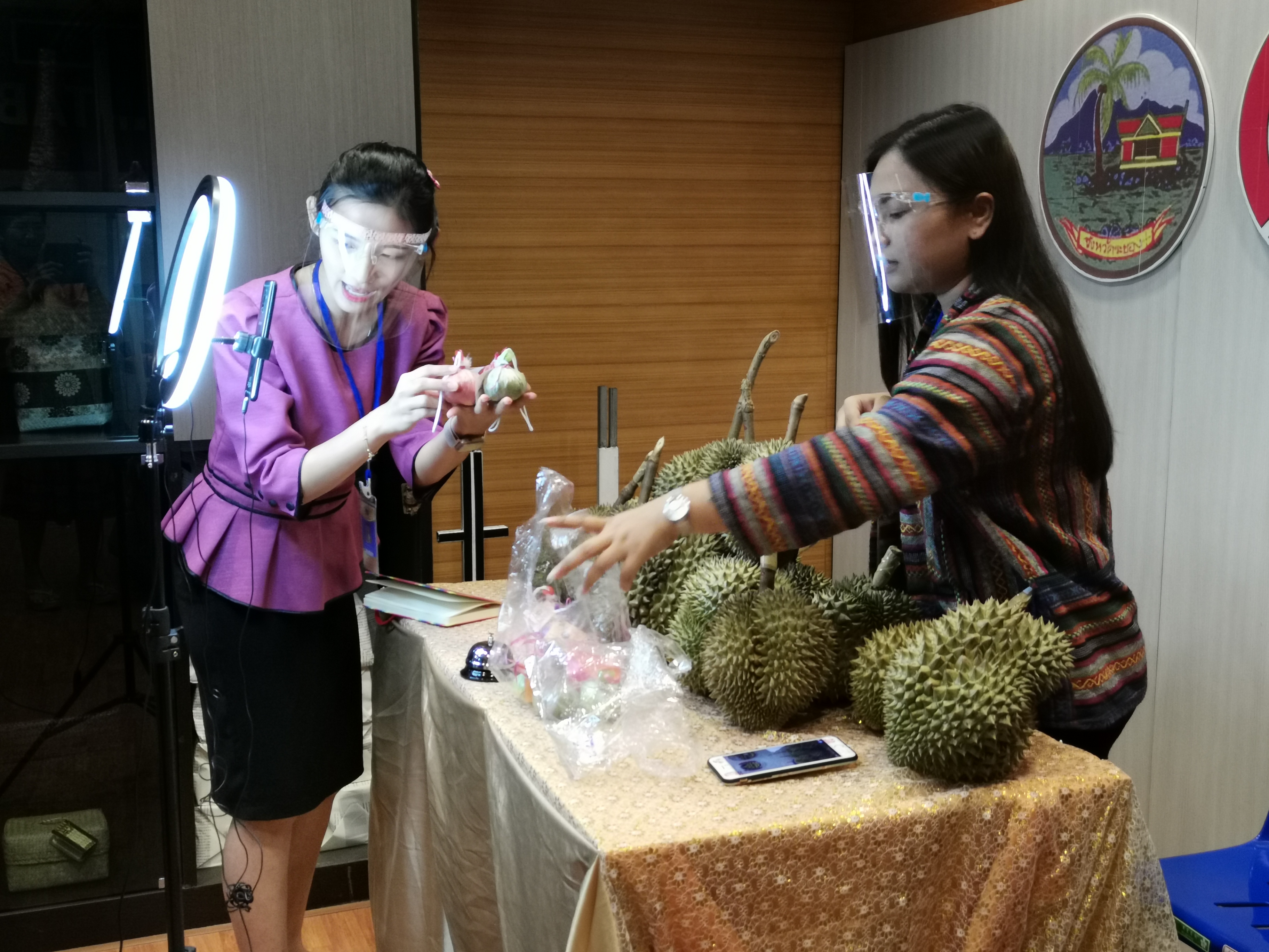 “พช.ระยอง …Live สด ขายทุเรียน สินค้าโอทอปประจำถิ่นระยอง หนุนผู้ประกอบการ OTOP”