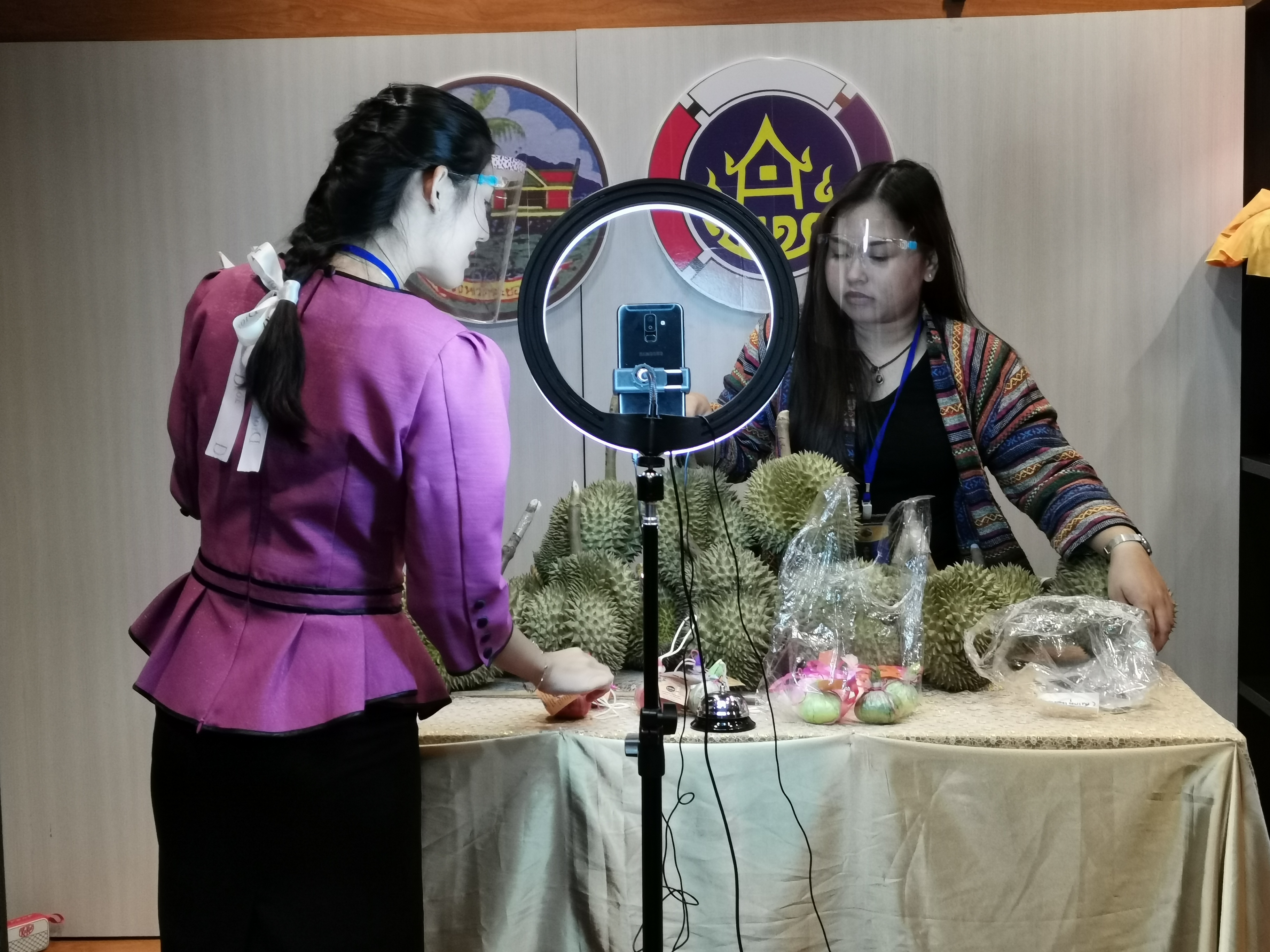 “พช.ระยอง …Live สด ขายทุเรียน สินค้าโอทอปประจำถิ่นระยอง หนุนผู้ประกอบการ OTOP”