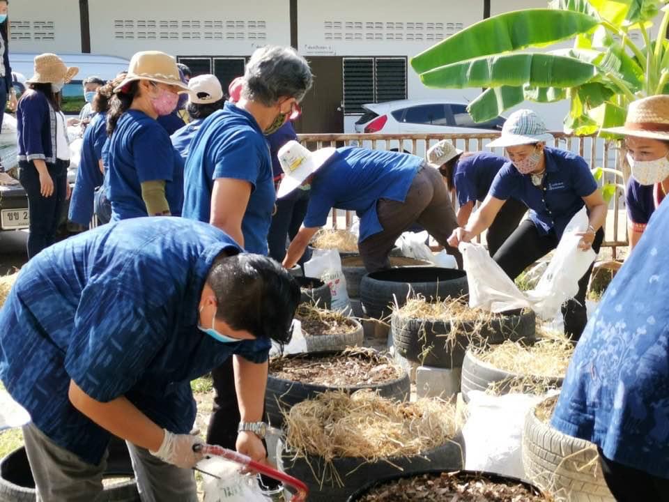 ?? “สตรีระยองขับเคลื่อนโครงการสตรีแบ่งปันรัก ปลูกพืชผักปลอดภัย ตามแผนปฏิบัติการ 90 วัน ปลูกผักสวนครัว เพื่อความมั่นคงทางอาหาร สู้ภัยทุกวิกฤต …พอเพียงตามรอยพ่อ”