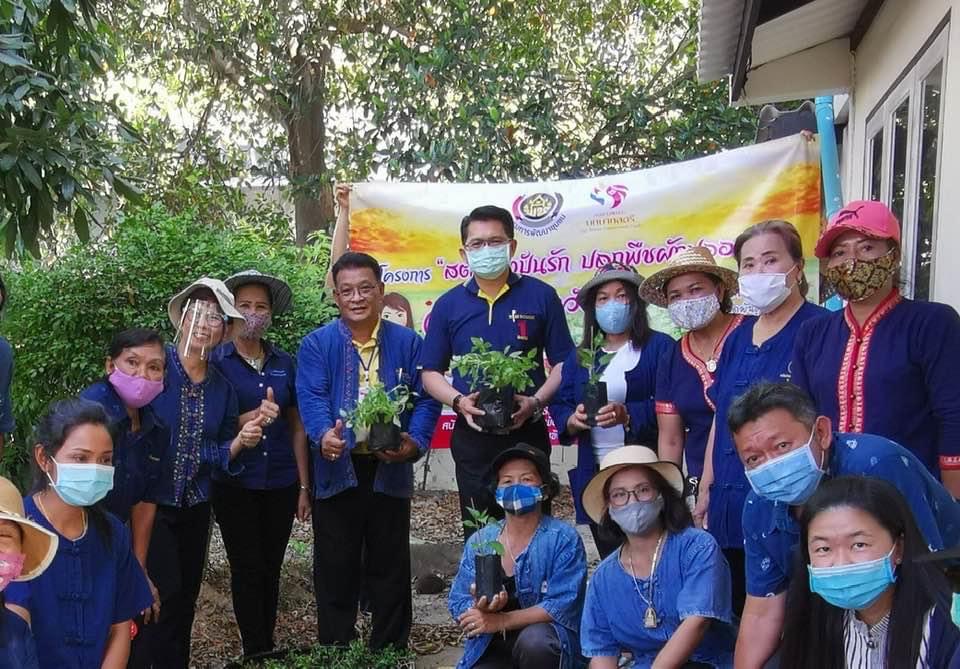 ?? “สตรีระยองขับเคลื่อนโครงการสตรีแบ่งปันรัก ปลูกพืชผักปลอดภัย ตามแผนปฏิบัติการ 90 วัน ปลูกผักสวนครัว เพื่อความมั่นคงทางอาหาร สู้ภัยทุกวิกฤต …พอเพียงตามรอยพ่อ”