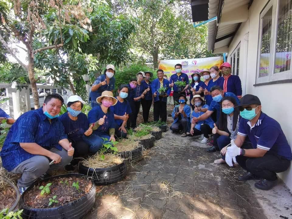 ?? “สตรีระยองขับเคลื่อนโครงการสตรีแบ่งปันรัก ปลูกพืชผักปลอดภัย ตามแผนปฏิบัติการ 90 วัน ปลูกผักสวนครัว เพื่อความมั่นคงทางอาหาร สู้ภัยทุกวิกฤต …พอเพียงตามรอยพ่อ”