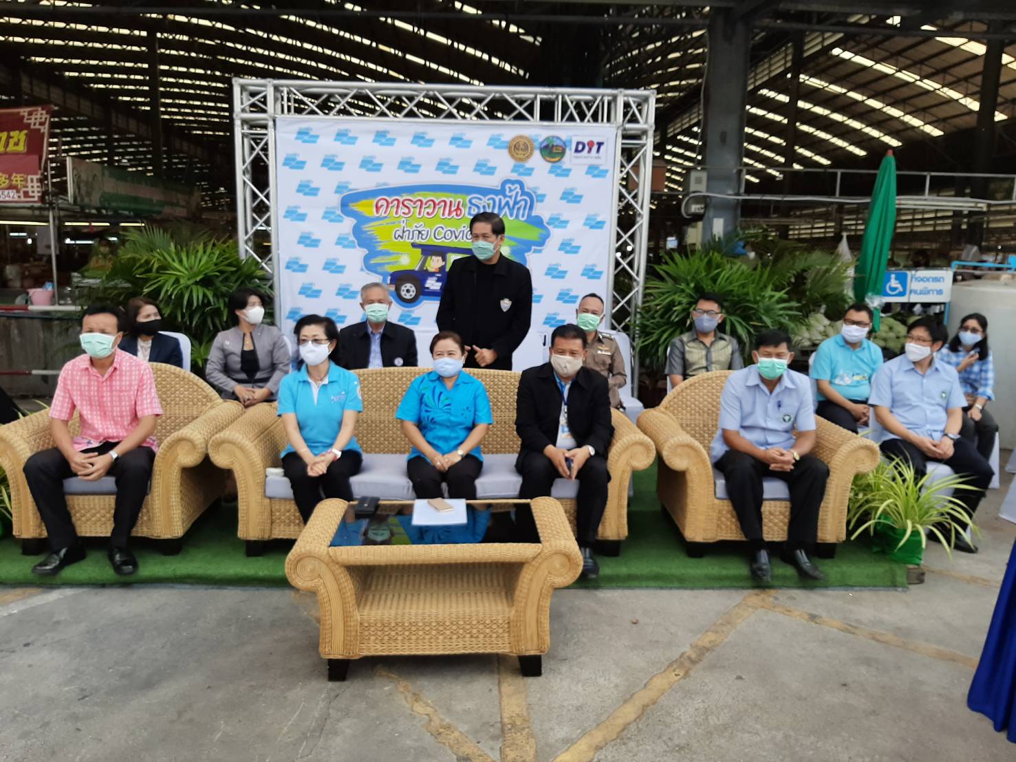 “พัฒนาการจังหวัดระยอง  ร่วมพิธีเปิดโครงการคาราวานธงฟ้าฝ่าภัย COVID-19 จังหวัดระยอง”