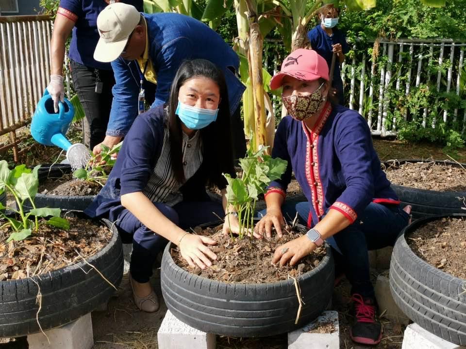 ?? “สตรีระยองขับเคลื่อนโครงการสตรีแบ่งปันรัก ปลูกพืชผักปลอดภัย ตามแผนปฏิบัติการ 90 วัน ปลูกผักสวนครัว เพื่อความมั่นคงทางอาหาร สู้ภัยทุกวิกฤต …พอเพียงตามรอยพ่อ”