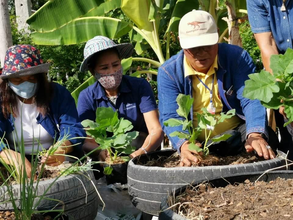 ?? “สตรีระยองขับเคลื่อนโครงการสตรีแบ่งปันรัก ปลูกพืชผักปลอดภัย ตามแผนปฏิบัติการ 90 วัน ปลูกผักสวนครัว เพื่อความมั่นคงทางอาหาร สู้ภัยทุกวิกฤต …พอเพียงตามรอยพ่อ”