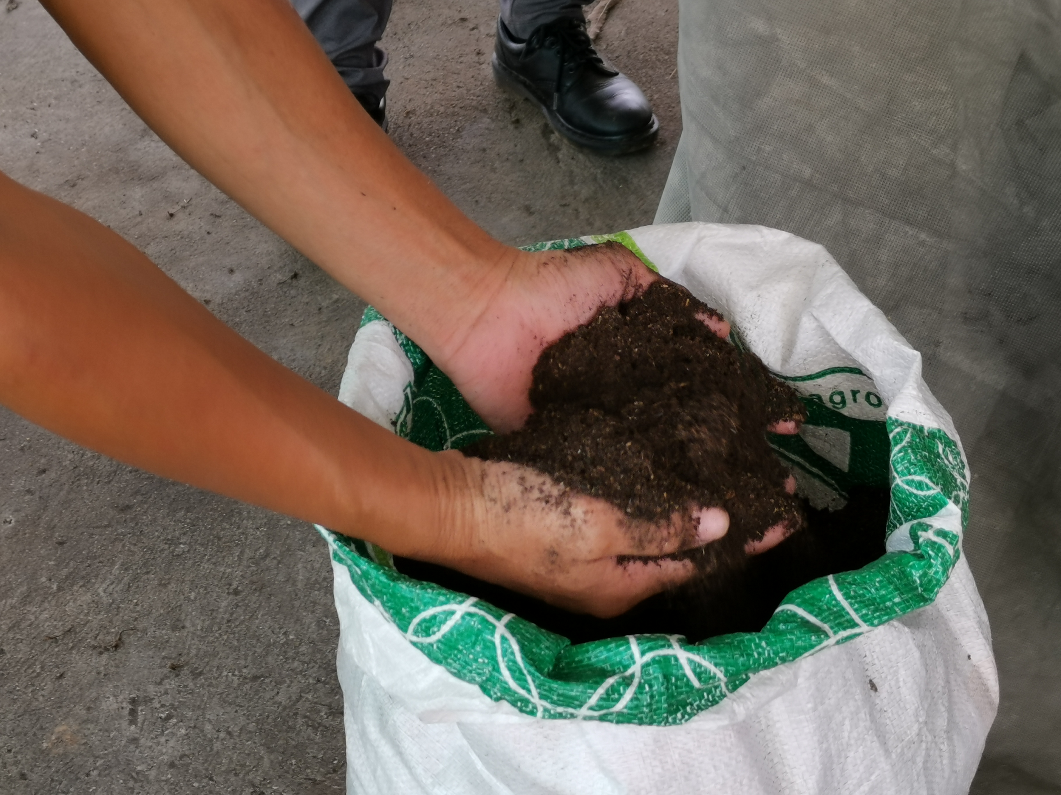 “พัฒนาชุมชนจังหวัดรเยอง ลงพื้นที่ติดตามการขับเคลื่อนครัวเรือนสัมมาชีพชุมชน อำเภอเขาชะเมา”