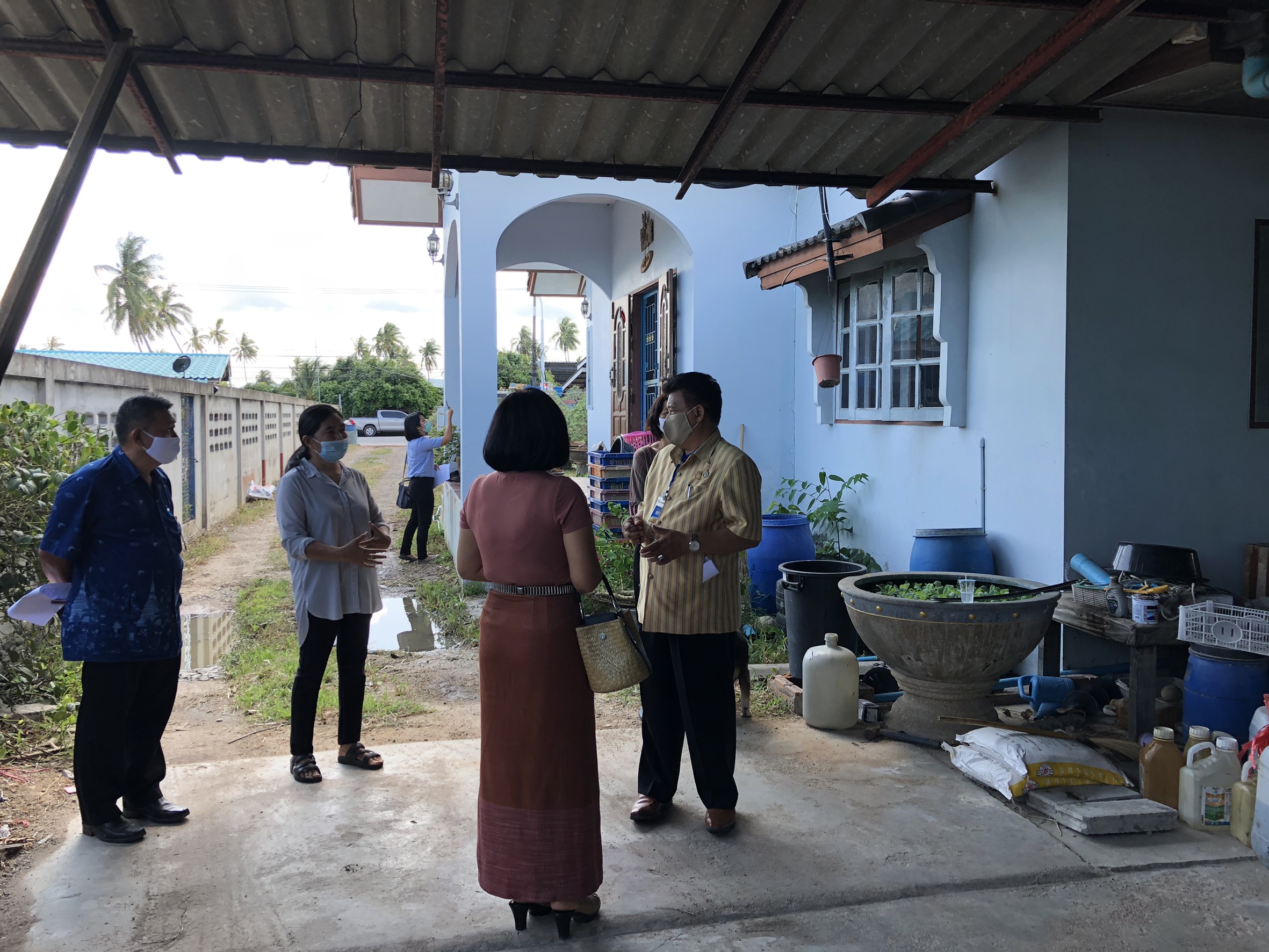 “พัฒนาการจังหวัดระยอง ลงพื้นที่ติดตามการขับเคลื่อนครัวเรือนสัมมาชีพชุมชน อำเภอบ้านฉาง”