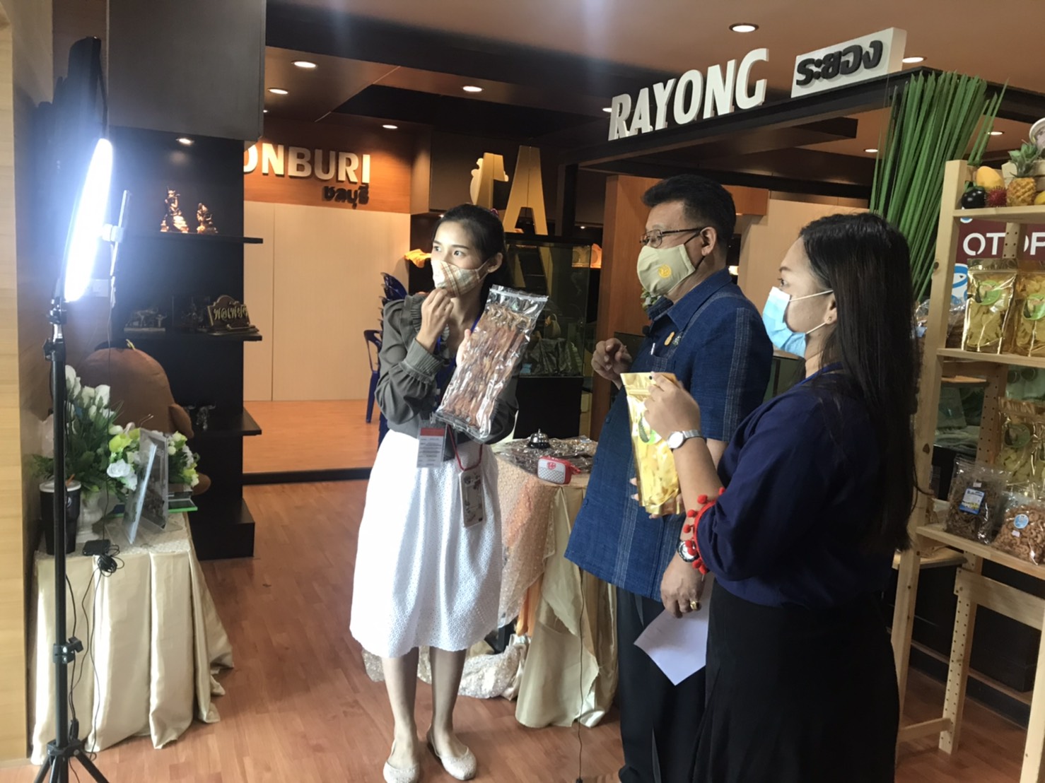 “พัฒนาชุมชนจังหวัดระยอง …Live สด ขายสินค้าโอทอประยอง หนุนผู้ประกอบการ OTOP ”