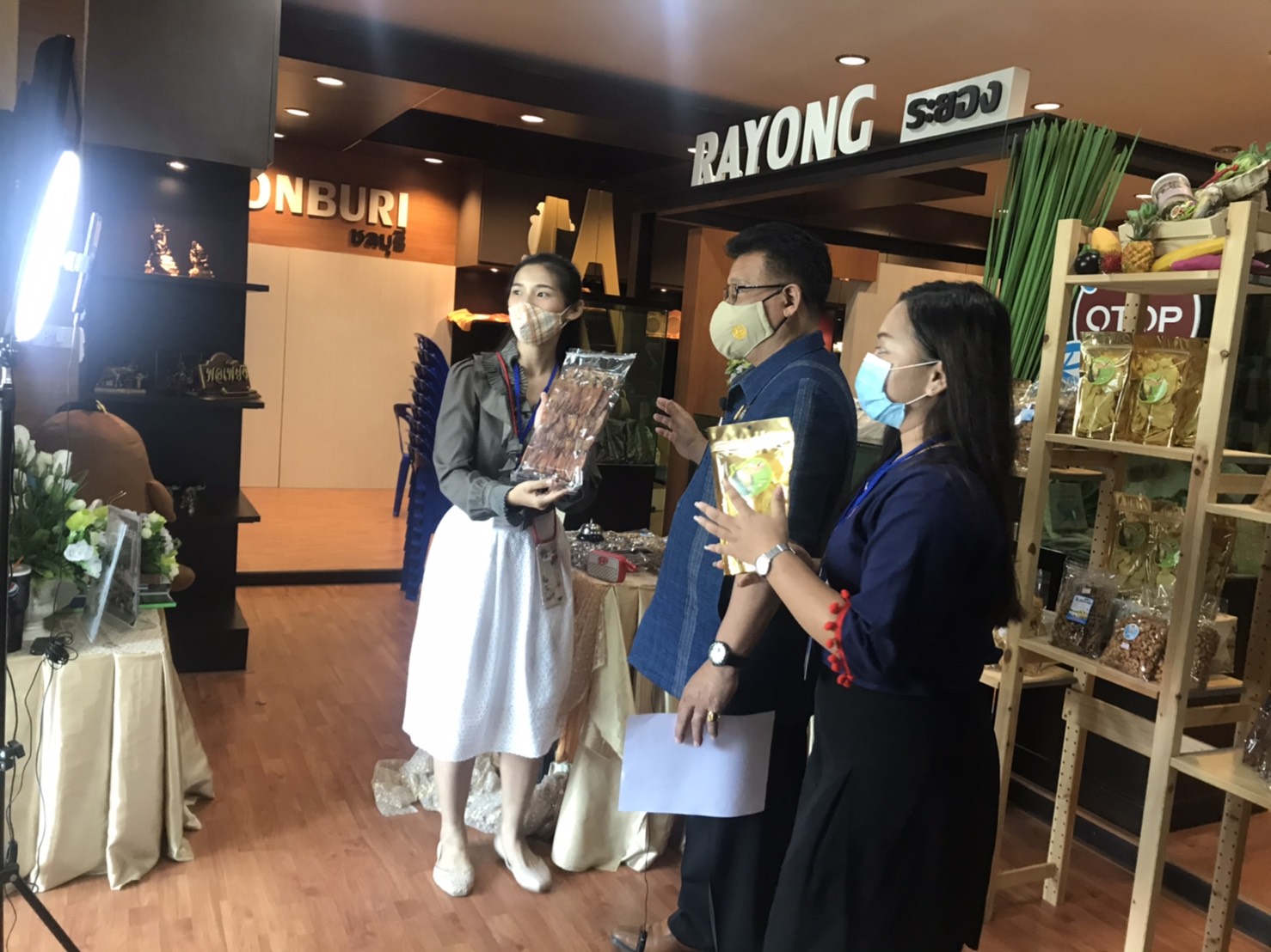 “พัฒนาชุมชนจังหวัดระยอง …Live สด ขายสินค้าโอทอประยอง หนุนผู้ประกอบการ OTOP ”