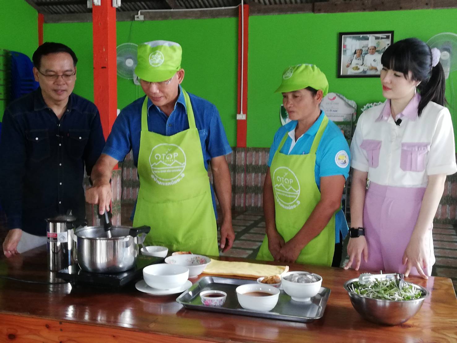 “พช.ระยอง” ประชาสัมพันธ์หมู่บ้าน OTOP เพื่อการท่องเที่ยว การท่องเที่ยวชุมชน และชุมชนท่องเที่ยว OTOP นวัตวิถี เพื่อกระตุ้นเศรษฐกิจฐานราก ในรายการโทรทัศน์ “นั่นไงใช่เลย” ททบ.5