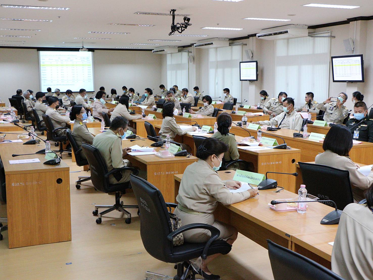 ?? “พช.ระยอง” เชิญชวนส่วนราชการสนับสนุนการใช้สินค้าและบริการของวิสาหกิจชุมชน ชุมชน/ ท้องถิ่น และรณรงค์การแต่งกายด้วยผ้าไทยและผ้าพื้นเมือง ในที่ประชุมกรมการจังหวัด หัวหน้าส่วนราชการ นายอำเภอ และหัวหน้าหน่วยงานประจำจังหวัดระยอง  ??