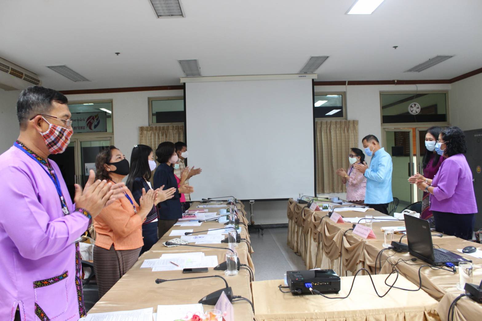 “พช.ระยอง” พร้อมใจกันสวมใส่ผ้าไทย ในการประชุมผู้บริหารและนักวิชาการพัฒนาชุมชน สพจ.ระยอง