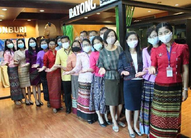 “พช.ระยอง” พร้อมใจกันสวมใส่ผ้าไทย ในการประชุมผู้บริหารและนักวิชาการพัฒนาชุมชน สพจ.ระยอง