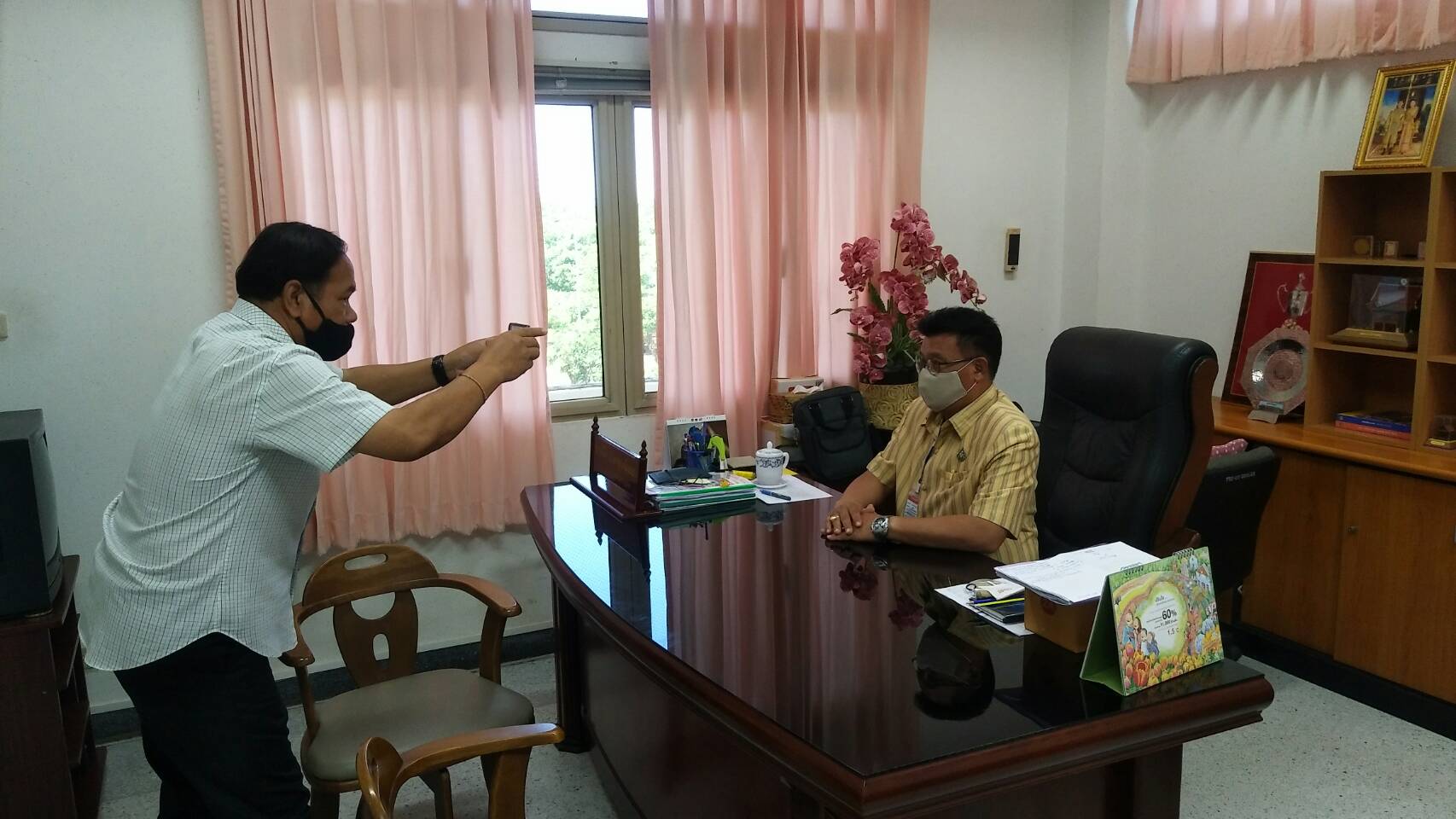 ?? “พช.ระยอง” ประชาสัมพันธ์งานพัฒนาชุมชน เรื่อง “การน้อมนำหลักปรัชญาของเศรษฐกิจพอเพียงมาใช้ในการดำเนินชีวิต”   ผ่านรายการ “โลกเดียวกัน” และรายการ “ร่วมแรงร่วมใจ” ?