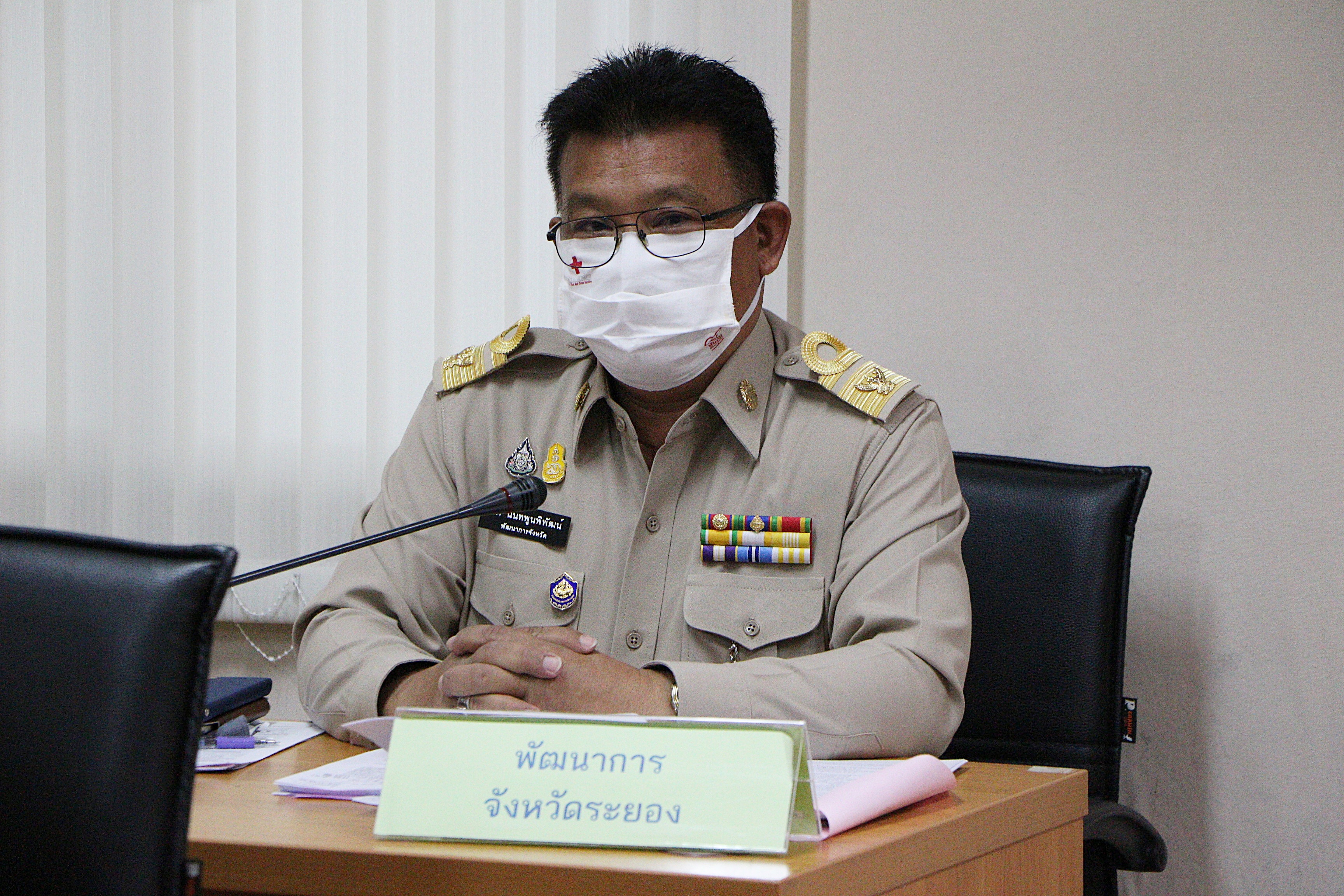 ?? “พช.ระยอง” เชิญชวนส่วนราชการสนับสนุนการใช้สินค้าและบริการของวิสาหกิจชุมชน ชุมชน/ ท้องถิ่น และรณรงค์การแต่งกายด้วยผ้าไทยและผ้าพื้นเมือง ในที่ประชุมกรมการจังหวัด หัวหน้าส่วนราชการ นายอำเภอ และหัวหน้าหน่วยงานประจำจังหวัดระยอง  ??