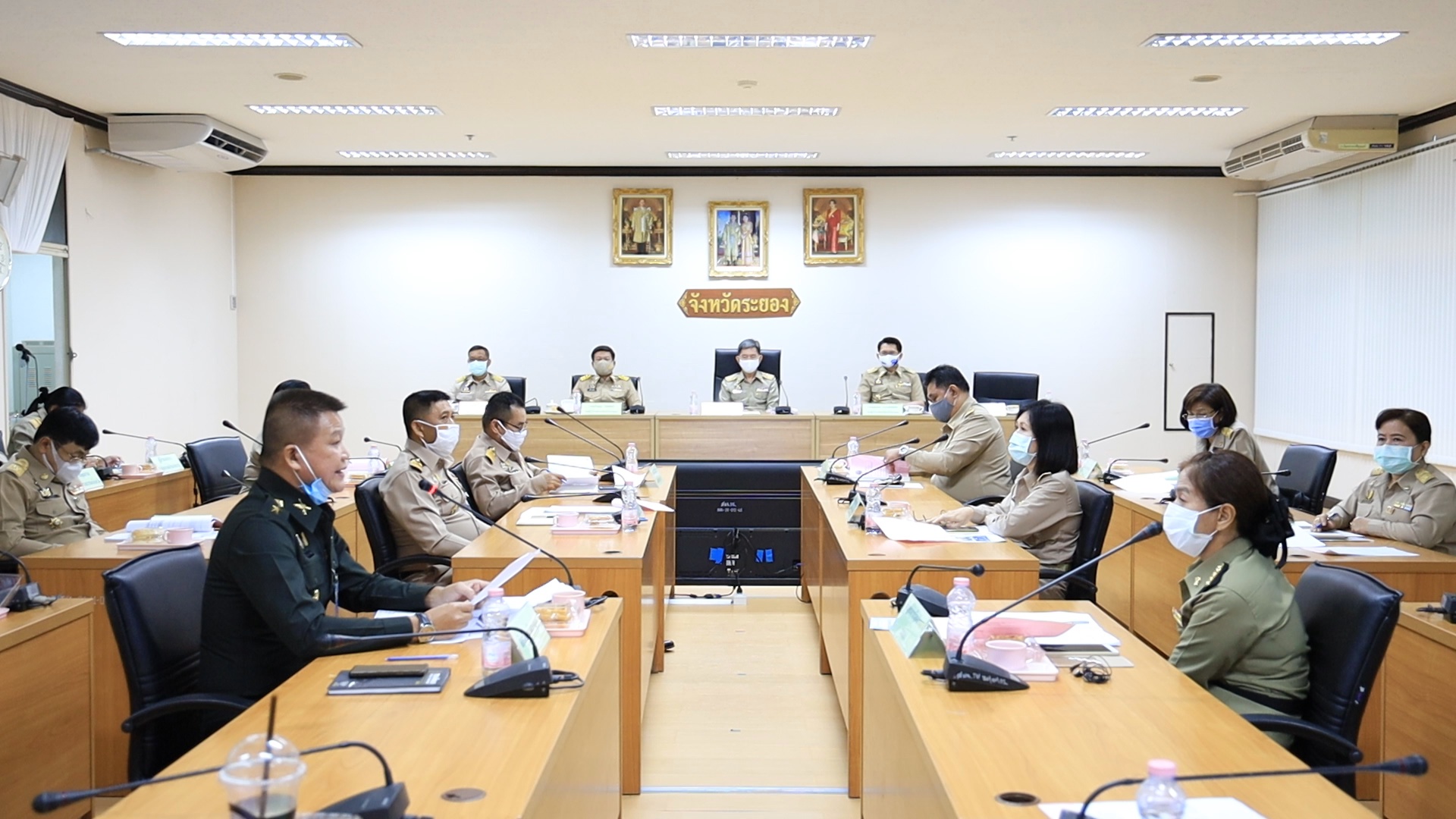 ?? “พช.ระยอง” เชิญชวนส่วนราชการสนับสนุนการใช้สินค้าและบริการของวิสาหกิจชุมชน ชุมชน/ ท้องถิ่น และรณรงค์การแต่งกายด้วยผ้าไทยและผ้าพื้นเมือง ในที่ประชุมกรมการจังหวัด หัวหน้าส่วนราชการ นายอำเภอ และหัวหน้าหน่วยงานประจำจังหวัดระยอง  ??