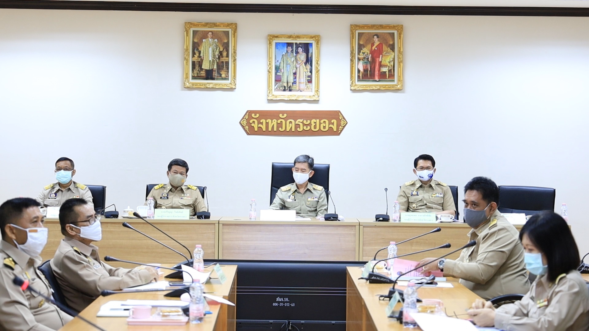 ?? “พช.ระยอง” เชิญชวนส่วนราชการสนับสนุนการใช้สินค้าและบริการของวิสาหกิจชุมชน ชุมชน/ ท้องถิ่น และรณรงค์การแต่งกายด้วยผ้าไทยและผ้าพื้นเมือง ในที่ประชุมกรมการจังหวัด หัวหน้าส่วนราชการ นายอำเภอ และหัวหน้าหน่วยงานประจำจังหวัดระยอง  ??