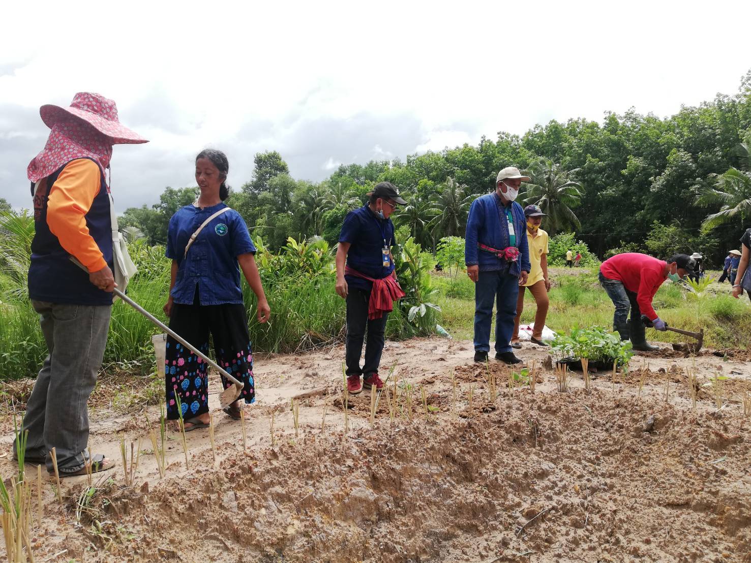 ? “พช.ระยอง”  Kick off  โครงการผู้นำต้นแบบการพัฒนาคุณภาพชีวิตตามหลักทฤษฎีใหม่ รูปแบบประยุกต์ “โคก หนอง นา โมเดล”  @ อำเภอแกลง  ?