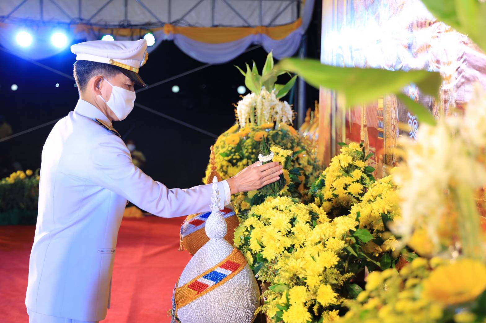 ? “พช.ระยอง” ร่วมพิธีถวายเครื่องราชสักการะ พิธีจุดเทียน ถวายพระพรชัยมงคล และพิธีลงนามถวายพระพรชัยมงคล เนื่องในโอกาสวันเฉลิมพระชนมพรรษา พระบาทสมเด็จพระเจ้าอยู่หัว 28 กรกฎาคม 2563 ?