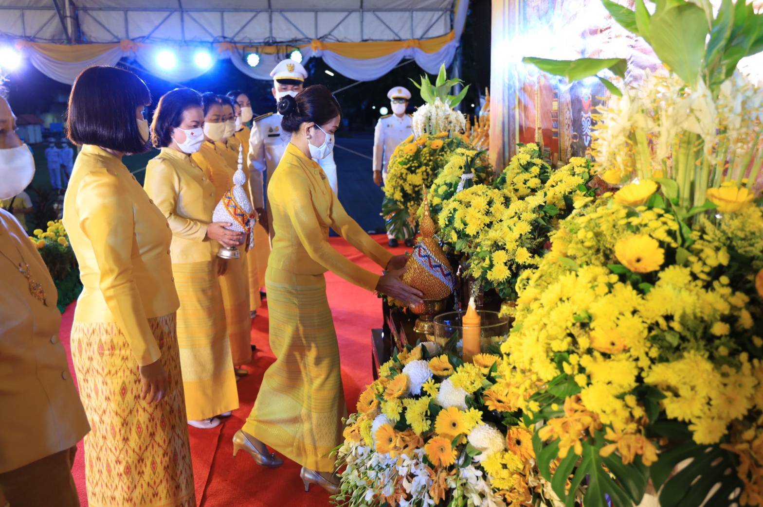 ? “พช.ระยอง” ร่วมพิธีถวายเครื่องราชสักการะ พิธีจุดเทียน ถวายพระพรชัยมงคล และพิธีลงนามถวายพระพรชัยมงคล เนื่องในโอกาสวันเฉลิมพระชนมพรรษา พระบาทสมเด็จพระเจ้าอยู่หัว 28 กรกฎาคม 2563 ?