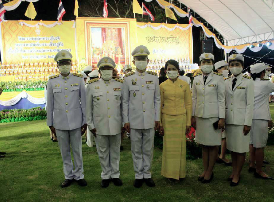 ? “พช.ระยอง” ร่วมพิธีถวายเครื่องราชสักการะ พิธีจุดเทียน ถวายพระพรชัยมงคล และพิธีลงนามถวายพระพรชัยมงคล เนื่องในโอกาสวันเฉลิมพระชนมพรรษา พระบาทสมเด็จพระเจ้าอยู่หัว 28 กรกฎาคม 2563 ?