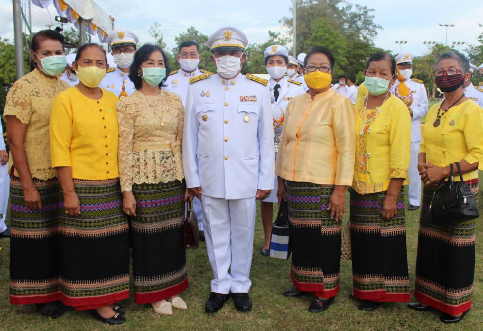 ? “พช.ระยอง” ร่วมพิธีถวายเครื่องราชสักการะ พิธีจุดเทียน ถวายพระพรชัยมงคล และพิธีลงนามถวายพระพรชัยมงคล เนื่องในโอกาสวันเฉลิมพระชนมพรรษา พระบาทสมเด็จพระเจ้าอยู่หัว 28 กรกฎาคม 2563 ?