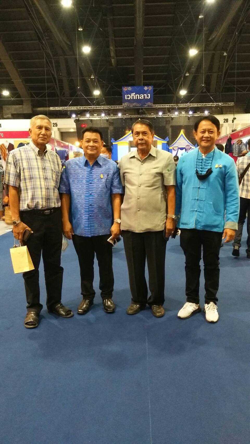 ? พช.ระยอง : ร่วมพิธีเปิดงานศิลปาชีพประทีปไทย OTOP ก้าวไกลด้วยพระบารมี ประจำปี 2563 ?