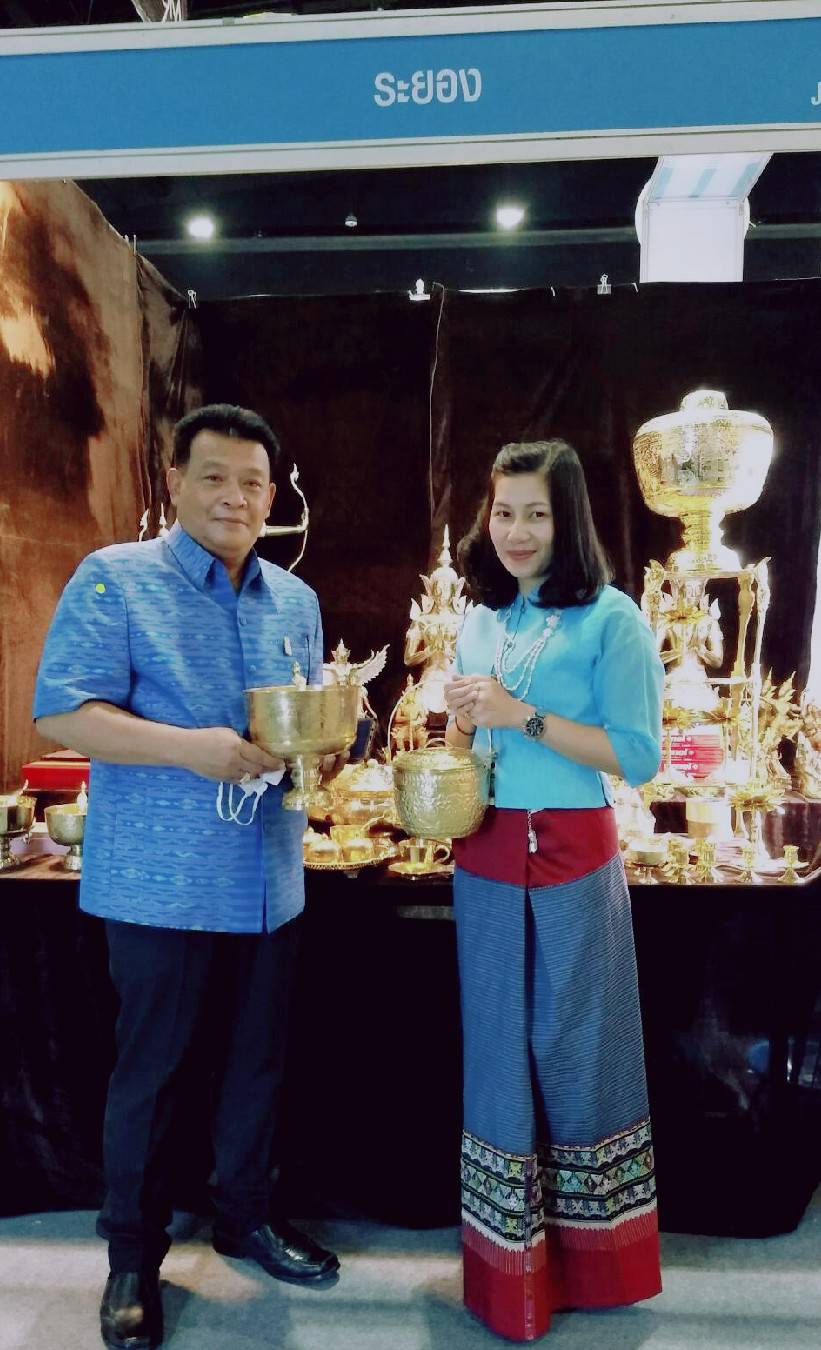 ? พช.ระยอง : ร่วมพิธีเปิดงานศิลปาชีพประทีปไทย OTOP ก้าวไกลด้วยพระบารมี ประจำปี 2563 ?