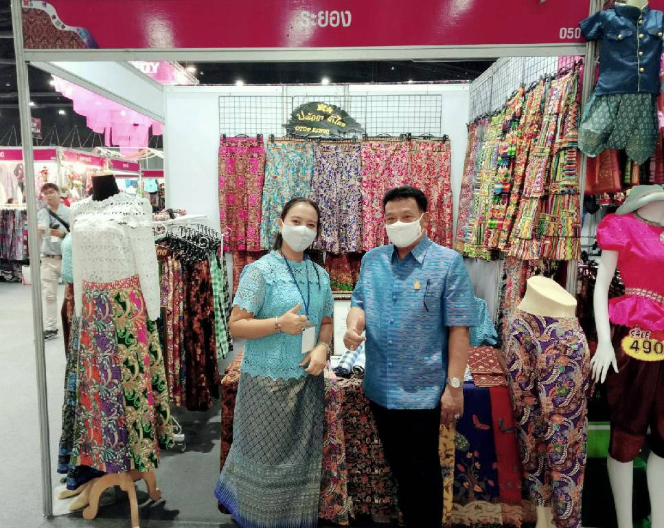 ? พช.ระยอง : ร่วมพิธีเปิดงานศิลปาชีพประทีปไทย OTOP ก้าวไกลด้วยพระบารมี ประจำปี 2563 ?