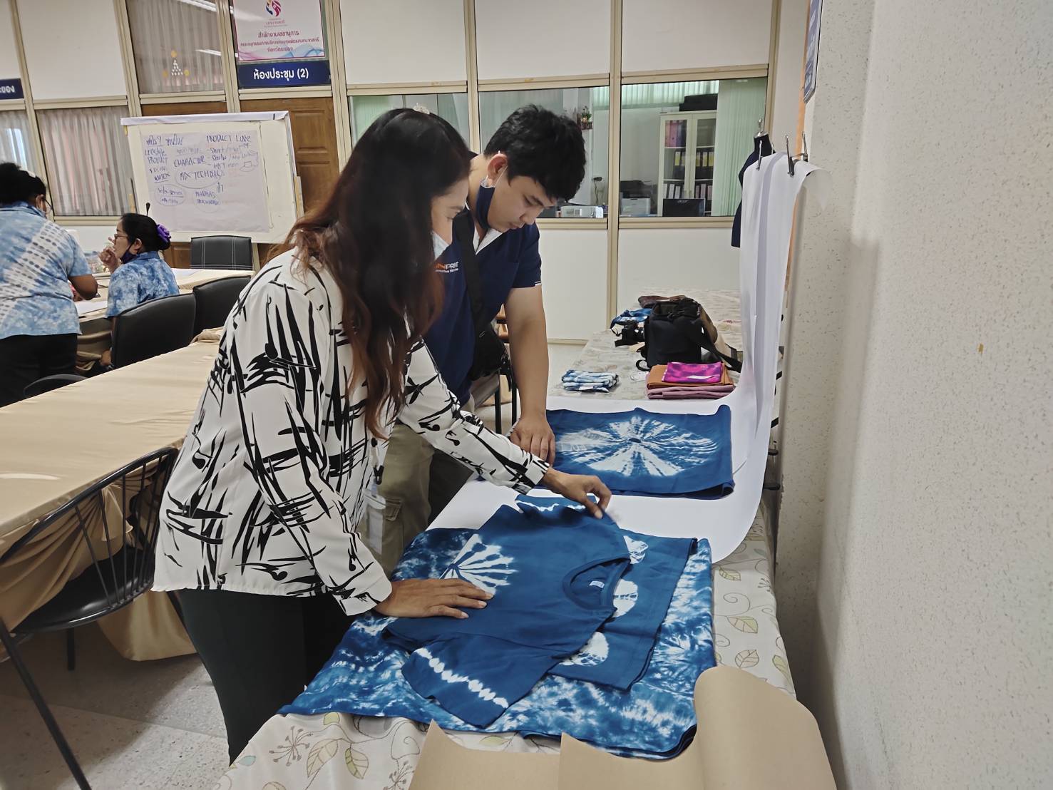 “พช.ระยอง”  จัดโครงการพัฒนาและยกระดับผลิตภัณฑ์ OTOP ผ้าไทยและผ้าพื้นเมือง