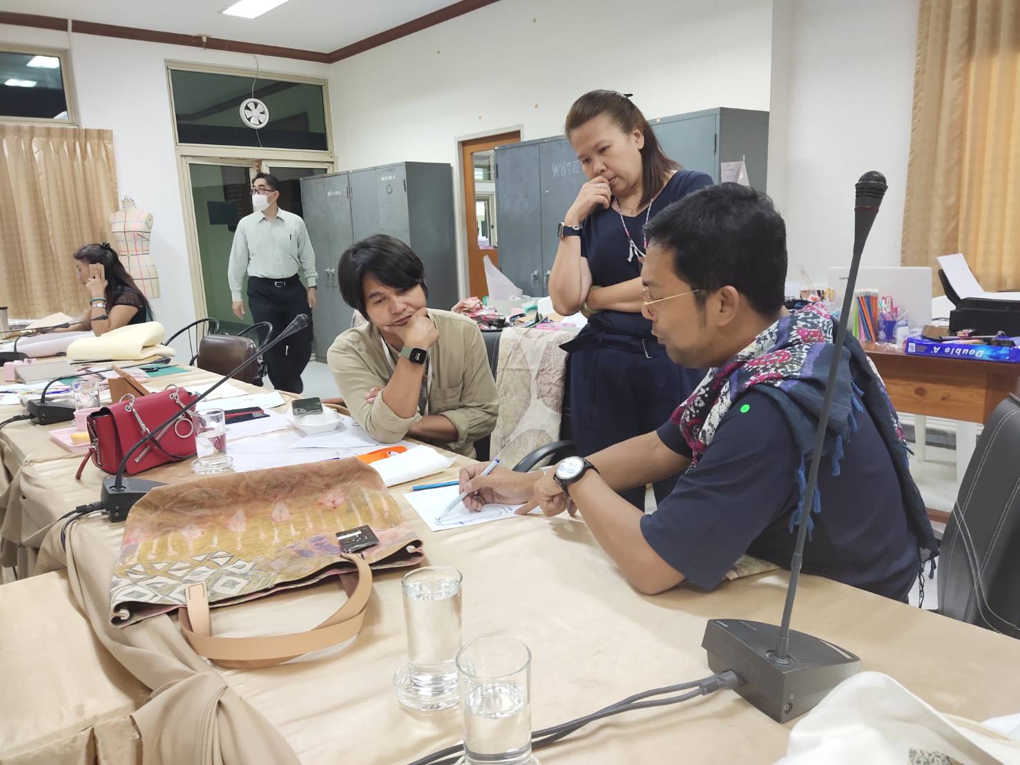 “พช.ระยอง”  จัดโครงการพัฒนาและยกระดับผลิตภัณฑ์ OTOP ผ้าไทยและผ้าพื้นเมือง