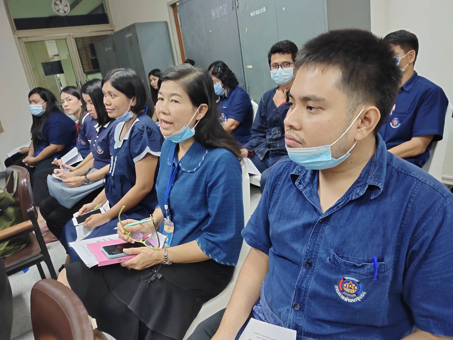 ??>> วันพุธที่ 28 กันยายน 2563 เวลา 13.00 น. ณ ห้องประชุมสำนักงานพัฒนาชุมชนจังหวัดระยอง ชั้น 3 ศาลากลางจังหวัดระยอง  ?>> นายพิศ นันทพูนพิพัฒน์ พัฒนาการจังหวัดระยอง เป็นประธานในการจัดกิจกรรมวันก่อตั้งกรมการพัฒนาชุมชน ประจำปี 2563  มีกลุ่มเป้าหมายเป็นเจ้าหน้าที่พัฒนาชุมชนจังหวัดระยอง จำนวน 59 ราย  》》》 มีกิจกรรมดังนี้ 1.ร่วมร้องเพลงมาร์ชพัฒนาชุมชน 2.พัฒนาการจังหวัดระยอง อ่านสารอธิบดีกรมการพัฒนาชุมชน เนื่องในวันคล้ายวันก่อตั้งกรมการพัฒนาชุมชน วันพฤหัสบดีที่ 1 ตุลาคม 2563  3.กิจกรรมแสดงความยินดี ข้าราชการที่ได้รับการแต่งตั้งให้ดำรงตำแหน่ง ประเภทวิชาการ ระดับชำนาญการพิเศษ จำนวน 3 ราย ดังนี้  – นายสรรณ์ญา กระสังข์ ตำแหน่ง พัฒนาการอำเภอปลวกแดง – นางนารีรัตน์ แย้มกลิ่น ตำแหน่ง พัฒนาการอำเภอเมืองระยอง – นางสาวิตรี ประดิษฐ์แจ้ง ตำแหน่ง พัฒนาการอำเภอบ้านค่าย 4.พัฒนาการจังหวัดระยอง สรุปผลการขับเคลื่อนกิจกรรมตามยุทธศาสตร์กรมการพัฒนาชุมชน ปี 2563  5.นายจารึก ตันเจริญ ผู้อำนวยการกลุ่มงานยุทธศาสตร์การพัฒนาชุมชนฯ ชี้แจงและนัดหมายการดำเนินโครงการพัฒนาศักยภาพเจ้าหน้าที่พัฒนาชุมชนจังหวัดระยอง และขับเคลื่อนยุทธศาสตร์กรมการพัฒนาชุมชน ที่จะจัดขึ้นในวันที่ 3-5 ตุลาคม 2563 ณ จังหวัดนครปฐม จังหวัดสุพรรณบุรี และจังหวัดอยุธยา  6. มอบของที่ระลึกแก่ นายจำเริญ จำปาทอง พนักงานขับรถยนต์ สพจ.ระยอง ซึ่งหมดสัญญาจ้างในปีงบประมาณ 2563 ???เศรษฐกิจฐานรากมั่นคงและชุมชนพึ่งตนเองได้ ภายในปี 2565 ? ??