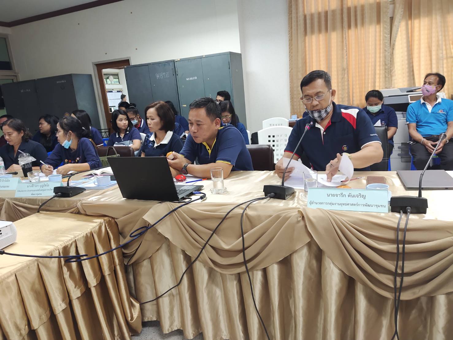 ??>> วันพุธที่ 28 กันยายน 2563 เวลา 13.00 น. ณ ห้องประชุมสำนักงานพัฒนาชุมชนจังหวัดระยอง ชั้น 3 ศาลากลางจังหวัดระยอง  ?>> นายพิศ นันทพูนพิพัฒน์ พัฒนาการจังหวัดระยอง เป็นประธานในการจัดกิจกรรมวันก่อตั้งกรมการพัฒนาชุมชน ประจำปี 2563  มีกลุ่มเป้าหมายเป็นเจ้าหน้าที่พัฒนาชุมชนจังหวัดระยอง จำนวน 59 ราย  》》》 มีกิจกรรมดังนี้ 1.ร่วมร้องเพลงมาร์ชพัฒนาชุมชน 2.พัฒนาการจังหวัดระยอง อ่านสารอธิบดีกรมการพัฒนาชุมชน เนื่องในวันคล้ายวันก่อตั้งกรมการพัฒนาชุมชน วันพฤหัสบดีที่ 1 ตุลาคม 2563  3.กิจกรรมแสดงความยินดี ข้าราชการที่ได้รับการแต่งตั้งให้ดำรงตำแหน่ง ประเภทวิชาการ ระดับชำนาญการพิเศษ จำนวน 3 ราย ดังนี้  – นายสรรณ์ญา กระสังข์ ตำแหน่ง พัฒนาการอำเภอปลวกแดง – นางนารีรัตน์ แย้มกลิ่น ตำแหน่ง พัฒนาการอำเภอเมืองระยอง – นางสาวิตรี ประดิษฐ์แจ้ง ตำแหน่ง พัฒนาการอำเภอบ้านค่าย 4.พัฒนาการจังหวัดระยอง สรุปผลการขับเคลื่อนกิจกรรมตามยุทธศาสตร์กรมการพัฒนาชุมชน ปี 2563  5.นายจารึก ตันเจริญ ผู้อำนวยการกลุ่มงานยุทธศาสตร์การพัฒนาชุมชนฯ ชี้แจงและนัดหมายการดำเนินโครงการพัฒนาศักยภาพเจ้าหน้าที่พัฒนาชุมชนจังหวัดระยอง และขับเคลื่อนยุทธศาสตร์กรมการพัฒนาชุมชน ที่จะจัดขึ้นในวันที่ 3-5 ตุลาคม 2563 ณ จังหวัดนครปฐม จังหวัดสุพรรณบุรี และจังหวัดอยุธยา  6. มอบของที่ระลึกแก่ นายจำเริญ จำปาทอง พนักงานขับรถยนต์ สพจ.ระยอง ซึ่งหมดสัญญาจ้างในปีงบประมาณ 2563 ???เศรษฐกิจฐานรากมั่นคงและชุมชนพึ่งตนเองได้ ภายในปี 2565 ? ??