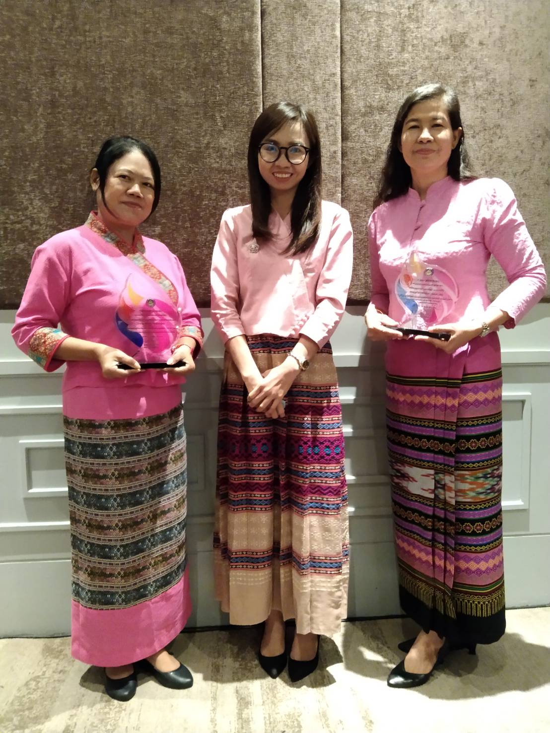 “พช.ระยอง”  รับรางวัลเชิดชูเกียรติคนกองทุนพัฒนาบทบาทสตรี ประจำปี 2563